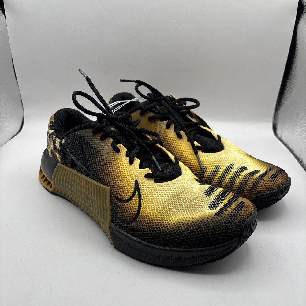 Nike Men's Black and Gold Athletic Shoes